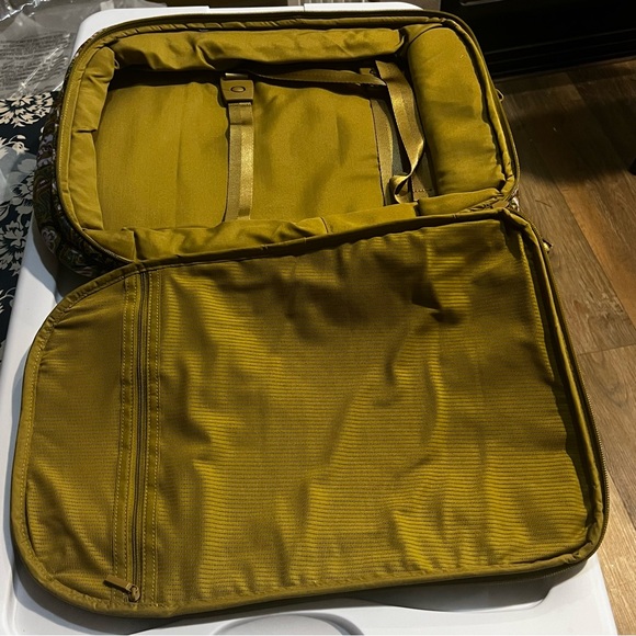 Vera Bradley Lay Flat Travel Backpack. NWT. Buta Spray paisley print.  Cotton - Picture 8 of 12